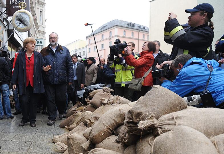 Angela Merkel (CDU) und Horst Seehofer (CSU) besuchen das überflutete Passau. Den Hochwasser-Opfern wurde schnelle Hilfe zugesichert.