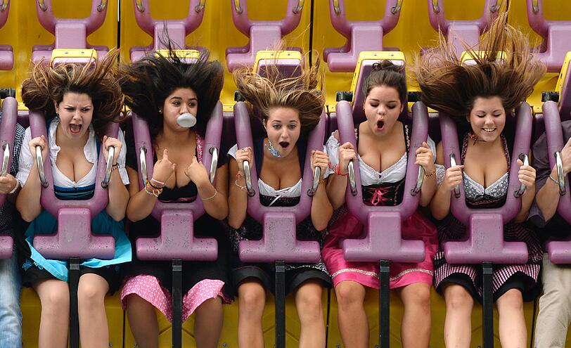 21. September 2013 O'zapft is! Einen schönen Einblick gewähren diese jungen Frauen in einem Fahrgeschäft auf dem Oktoberfest. Der Fotograf Christof Stache gewann mit dem Motiv die Kategorie "Bayern - Land und Leute" beim "Pressefoto Bayern 2013".