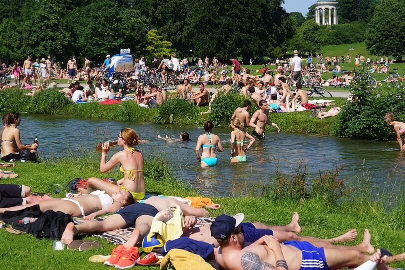 Der Sommer ist da und Münchens Bürger stürmen in den Englischen Garten! Sehen Sie hier die Bilder!