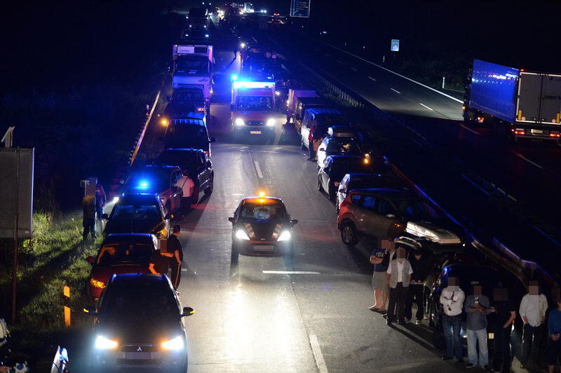 Unfall-Drama auf der A8 bei Grabenstätt: Eine französische Familie kracht mit ihrem Auto in ein Pannen-Auto. Bei dem Crash entsteht ein Trümmerfeld mit einer Länge von 300 Metern. Die Insassen kommen in die Klinik. Die Bilder...