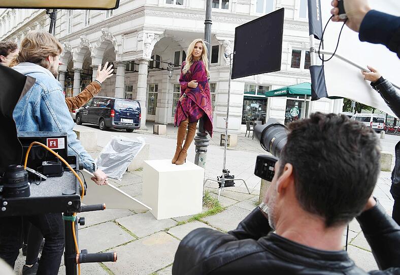 Stiefel-Shooting in Hamburg: Sylvie Meis zeigt ihre Deichmann-Kollektion.