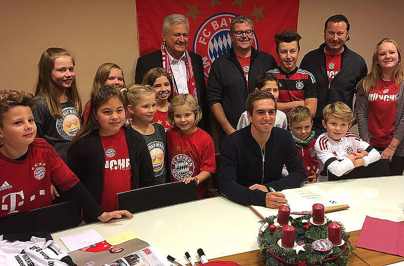 Kapitän Philipp Lahm wurde eine große Ehre zuteil: Der Kapitän durfte sich in Kastl in Oberbayern beim Fanclub De rodn Alztaler ins Goldene Buch eintragen.