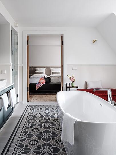 Besonders die Badezimmer bestechen durch ihre Großzügigkeit und die frei und verfügen größtenteils über freistehenden Badewannen.
