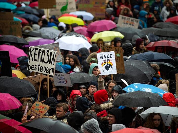 Schüler beteiligen sich an der "Fridays for Future"-Klimademonstration. Foto: Sina Schuldt/Archiv