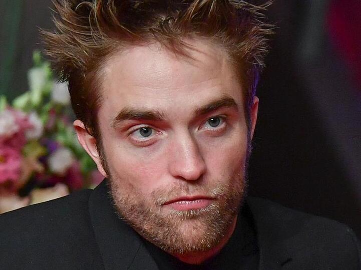 Robert Pattinson ist vor allem für seine Rolle als Vampir Edward Cullen in den "Twilight"-Filmen bekannt. Jetzt legt er sich den Mantel des "Batman" um.