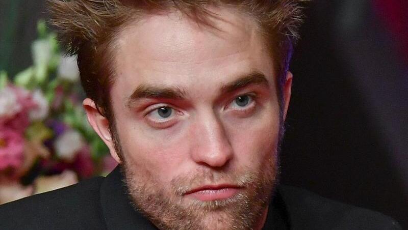 Robert Pattinson ist vor allem für seine Rolle als Vampir Edward Cullen in den "Twilight"-Filmen bekannt. Jetzt legt er sich den Mantel des "Batman" um. Robert Pattinson ist vor allem für seine Rolle als Vampir Edward Cullen in den "Twilight"-Filmen bekannt. Jetzt legt er sich den Mantel des "Batman" um.