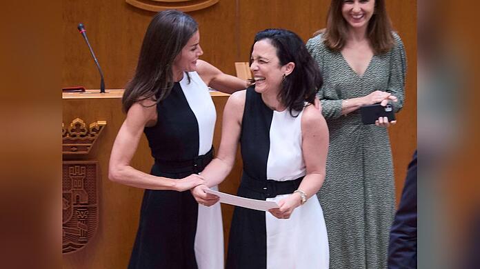 Königin Letizia (l.) und die Rechtsprofessorin Inmaculada Vivas Tesón erschienen im schwarz-weißen Midikleid zu der Veranstaltung.