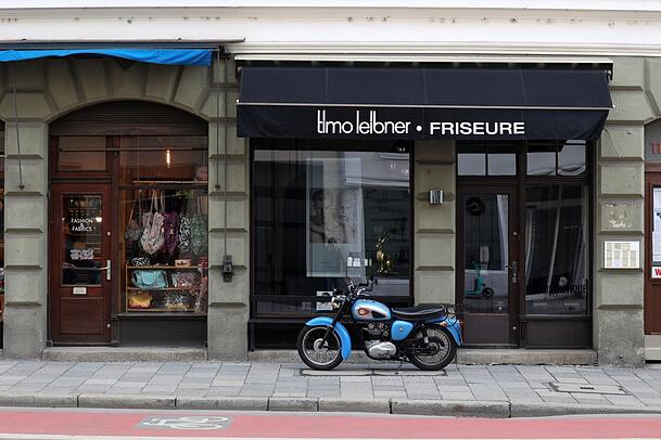 Blickfang: eine legendäre BSA vorm Frisör in der Fraunhoferstraße. Blickfang: eine legendäre BSA vorm Frisör in der Fraunhoferstraße.