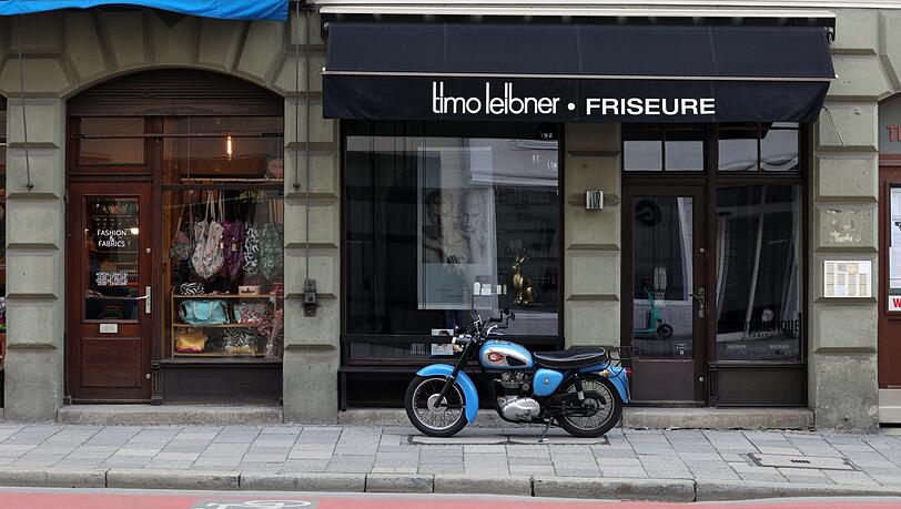 Blickfang: eine legendäre BSA vorm Frisör in der Fraunhoferstraße. Blickfang: eine legendäre BSA vorm Frisör in der Fraunhoferstraße.