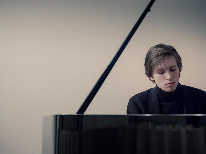 Der Pianist Amadeus Wiesensee.