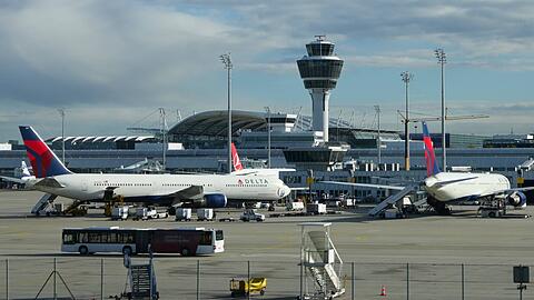 Blick auf ein Vorfeld bei Terminal 1 des Münchner Flughafens.