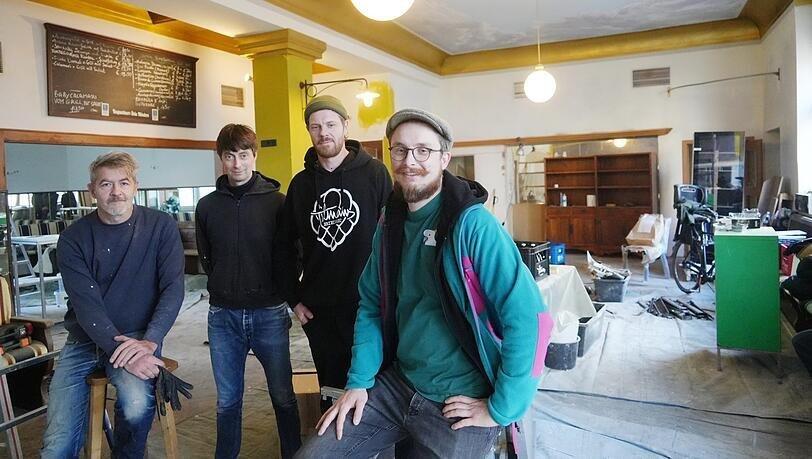 Ihr neuer Laden: (v.l.) Christian Schaberl, der sich um den Umbau kümmert, Florian Klumpp (Saluki), Tilman Ludwig -Munzig (Tilmans Biere) und Maximilian Heisler.