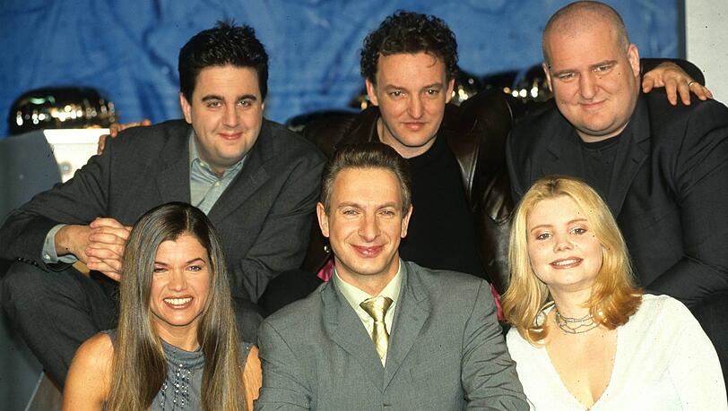 Das Team der Sat.1-"Wochenshow" im Februar 2001: Bastian Pastewka ( hinten links), Marco Rima, Markus Maria Profitlich, Anke Engelke (vorne links), Ingolf Lück und Annette Frier. Das Team der Sat.1-"Wochenshow" im Februar 2001: Bastian Pastewka ( hinten links), Marco Rima, Markus Maria Profitlich, Anke Engelke (vorne links), Ingolf Lück und Annette Frier.