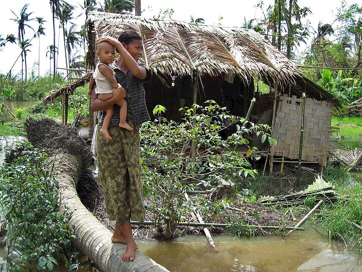 Eine Frau vor ihrer Behelfsbehausung in Daydaye (Irrawaddy Delta)