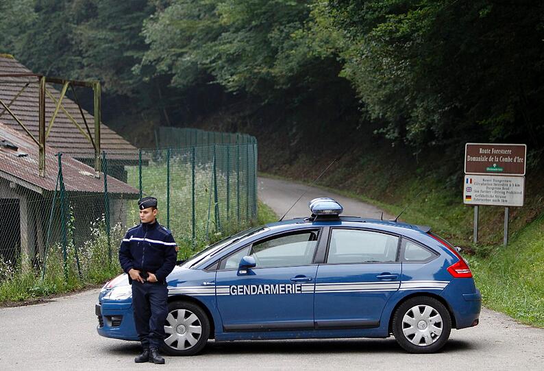 Die Gendarmerie sperrt den Tatort ab