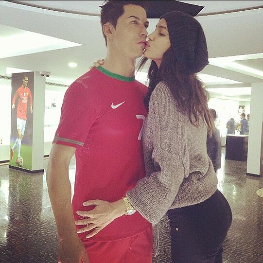 Das russische Model Irina Shayk findet ihren Freund Cristiano Ronaldo zum Knutschen - auch wenn der Portugiese wie hier nur aus Wachs ist.