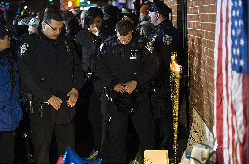 New Yorker Polizisten nehmen von ihren Kollegen Abschied.