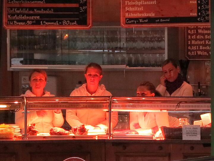 Wenn's schüttet, dann bleibt sogar am Viktualienmarkt die Kundschaft aus.