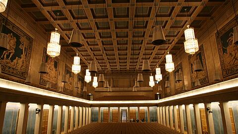 Im Herkulessaal der Münchner Residenz spielt die Neue Philharmonie ein Benefiz-Konzert für Flüchtlinge.