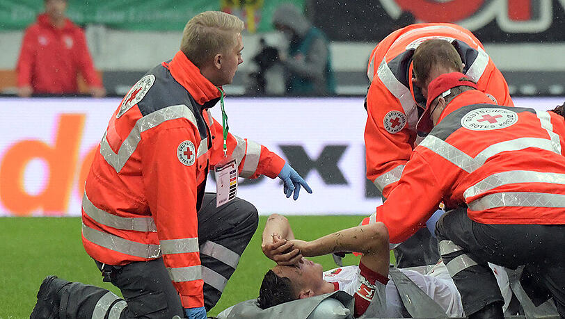 Der Augsburger Dominik Kohr musste nach dem Horror-Foul in der Kabine mit Morphium versorgt werden. Der Augsburger Dominik Kohr musste nach dem Horror-Foul in der Kabine mit Morphium versorgt werden.