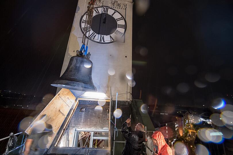 Von der Ankunft auf dem Lkw bis rauf in den Turm - verfolgen Sie den Weg der Jubiläumsglocke in Bildern.
