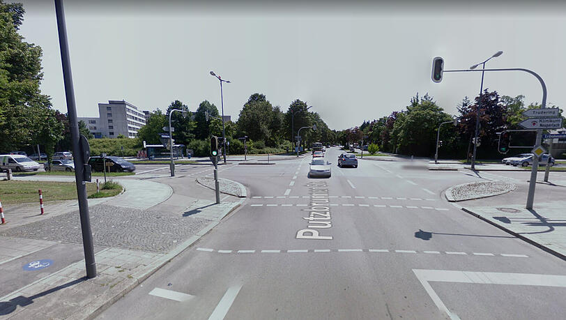 Die Kreuzung Putzbrunner Straße / Karl-Marx-Ring. Die Kreuzung Putzbrunner Straße / Karl-Marx-Ring.