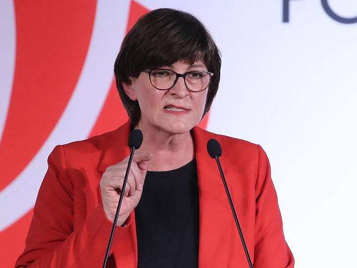 Die SPD-Vorsitzende Saskia Esken spricht beim Politischen Aschermittwoch der SPD. Foto: Daniel Karmann/dpa