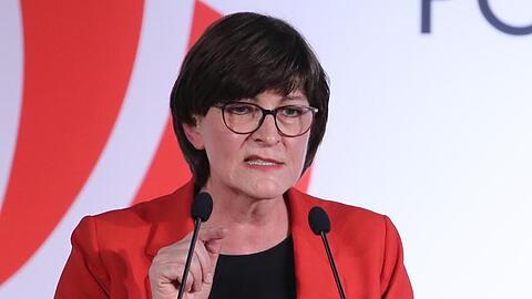 Die SPD-Vorsitzende Saskia Esken spricht beim Politischen Aschermittwoch der SPD. Foto: Daniel Karmann/dpa