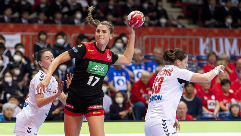Alicia Stolle (M) kommt gegen Serbiens Abwehr zum Wurf. Alicia Stolle (M) kommt gegen Serbiens Abwehr zum Wurf.