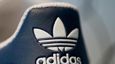 Das Logo des Sportartikelherstellers Adidas auf einem Schuh.