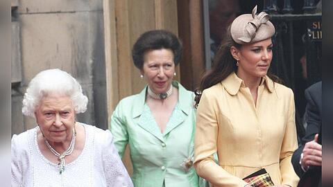Zum Platinjubiläum von Queen Elizabeth (l.) mischen sich unter anderem Prinzessin Anne und Herzogin Kate (r.) unters Volk.