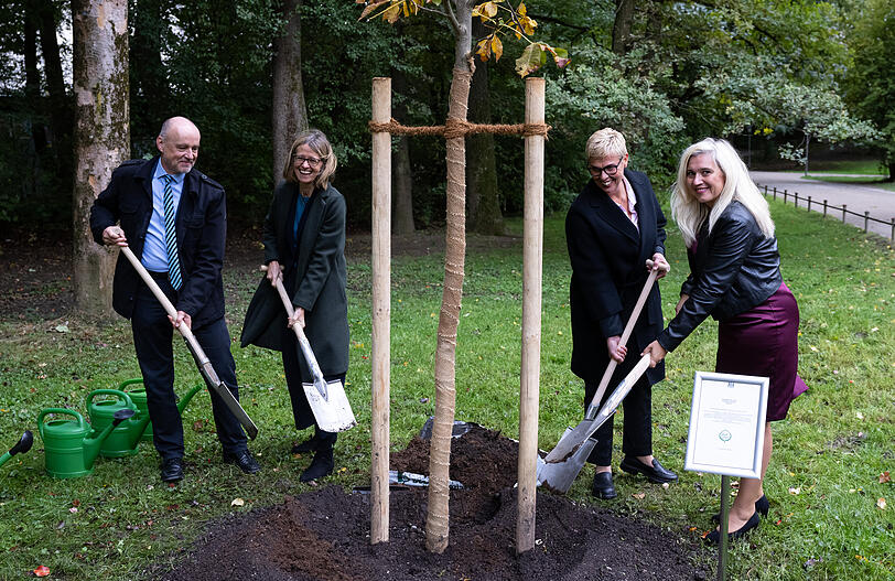 (v.l.): Jost Albert, Gartendirektor der bayerischen Seen und Schlösser Verwaltung, Jill Gallard, britische Botschafterin in Deutschland, Gabriele Bschorr, Bund deutscher Baumschulen, und Melanie Huml (CSU), Europaministerin von Bayern, pflanzen zum Gedenken an die verstorbene Königin Elizabeth II. eine Rosskastanie im Englischen Garten.