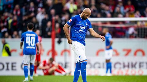Hoffenheims John Anthony Brooks (M) reagiert unzufrieden nach dem Spiel.