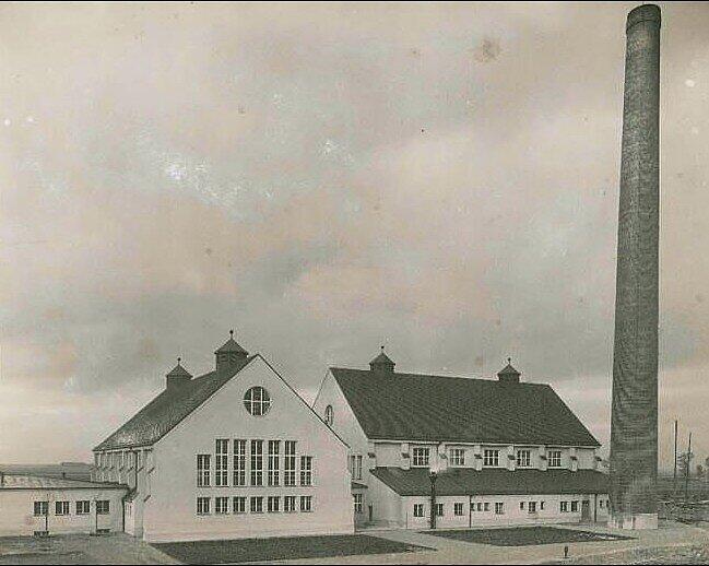 Eine historische Ansicht von 1910: Damals ist noch ein Schornstein nahe dem alten Kesselhaus zu sehen. Eine historische Ansicht von 1910: Damals ist noch ein Schornstein nahe dem alten Kesselhaus zu sehen.