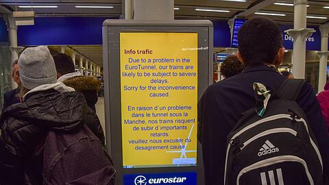 Fahrg&auml;ste wurden aufgerufen, ihre Reisepl&auml;ne zu &auml;ndern.