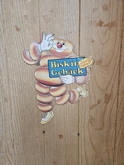 Relikte aus der Bäckerei-Vergangenheit im früheren Verkaufsraum. Relikte aus der Bäckerei-Vergangenheit im früheren Verkaufsraum.