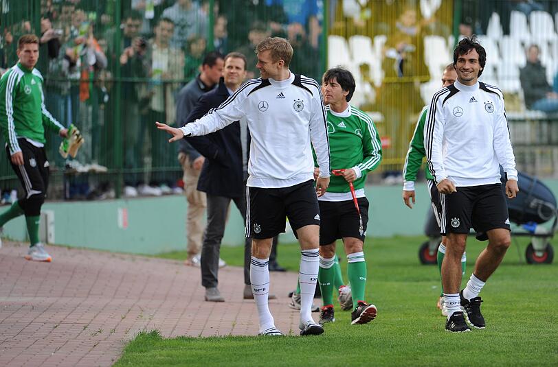 Die DFB-Elf trainiert im Lechia-Stadion und 11.000 Fans jubeln. Ein rauschender Empfang für Jogis Jungs. Die Bilder