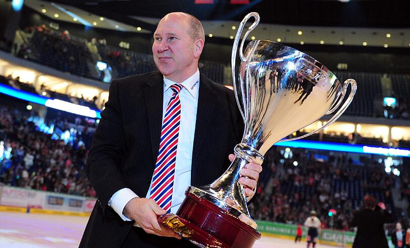 Der nächste Triumph: Don Jackson am Sonntag mit der DEL-Trophäe.