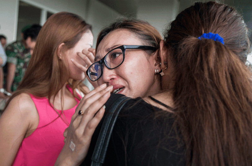 Verzweifelte Angehörige warten auf dem Flughafen von Surabaya auf Nachrichten.