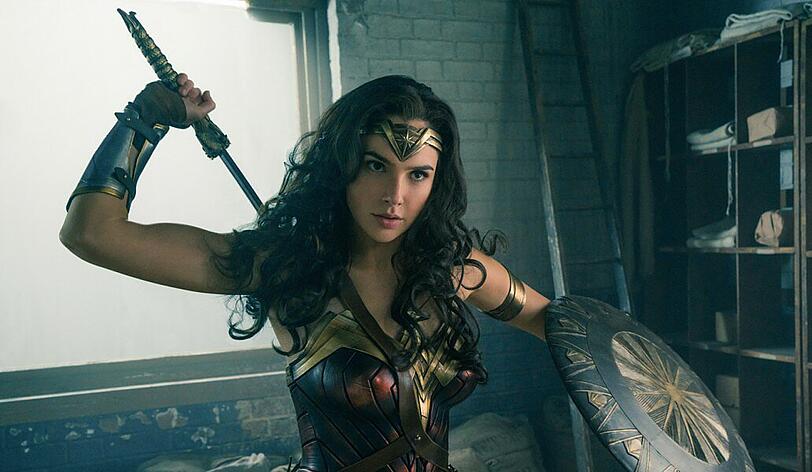 Die Amazonin "Wonder Woman" alias Diana Prince (Gal Gadot) greift mit Schwert, Schild und magischen Kräften in den Ersten Weltkrieg ein, um Kriegsgott Ares zu stoppen.