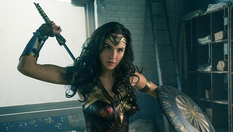 Die Amazonin "Wonder Woman" alias Diana Prince (Gal Gadot) greift mit Schwert, Schild und magischen Kräften in den Ersten Weltkrieg ein, um Kriegsgott Ares zu stoppen.
