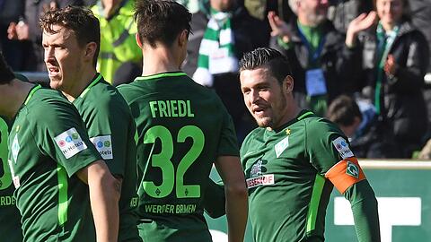 Werders Zlatko Junuzovic (re,) freut sich mit Marco Friedel und Max Kruse über sein Tor zum 2:1 gegen Eintracht Frankfurt.
