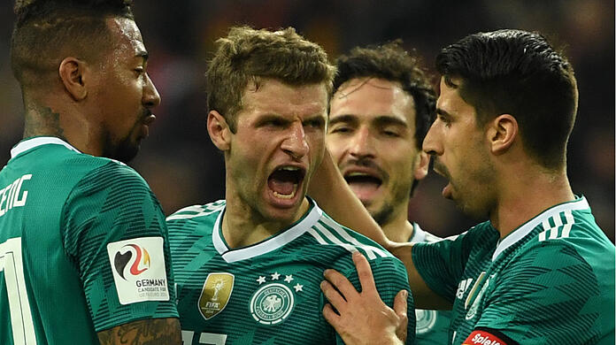 Löw plant nicht mehr mit Boateng (l.) und Müller (m.).