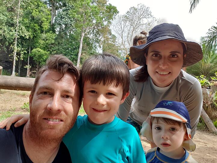 Diego und Leandro sind mit ihren Eltern Patrick und Carolina in der Welt unterwegs.