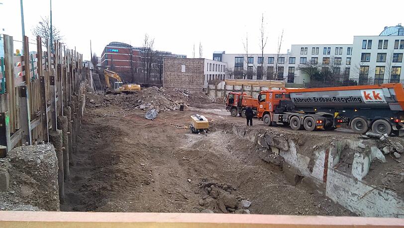 Große Baugrube an der Landsberger Straße: Hier entsteht das Trikot-Office.
