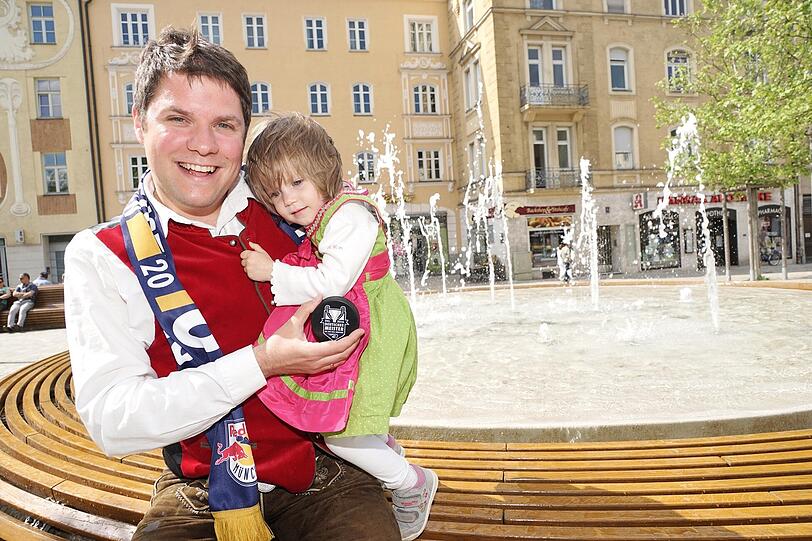 Markus Lutz (SPD) mit seiner Tochter am Harras-Brunnen in Sendling.