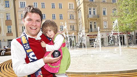 Markus Lutz (SPD) mit seiner Tochter am Harras-Brunnen in Sendling.