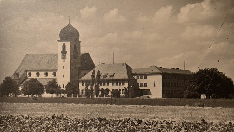30er Jahre: Das &bdquo;Neue Schulhaus&ldquo; in Menzing neben der Passionistenkirche Leiden Christi. Die Schule wurde 2018 fast vollständig abgebrochen.