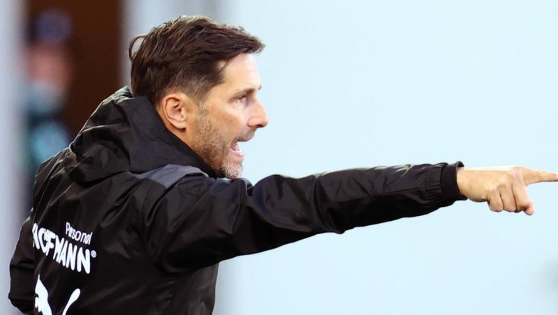 Der Fürther Trainer Stefan Leitl gestikuliert am Spielfeldrand.