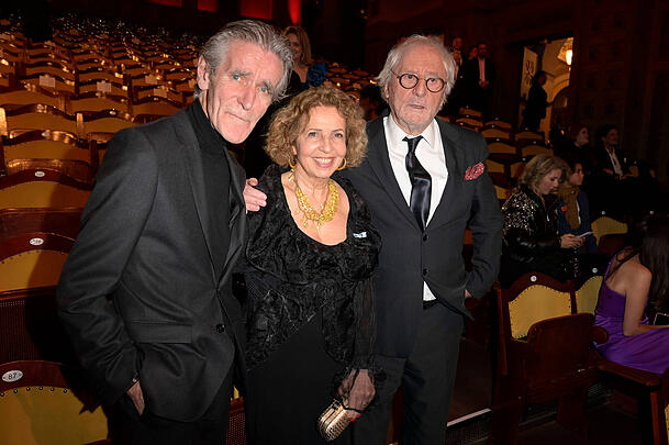 Michaela May mit ihrem Ehemann Bernd Schadewald und langjährigem Freund Günther Maria Halmer. Die beiden lernten sich bei den Dreharbeiten von "Münchner Geschichten" kennen (Archivbild).